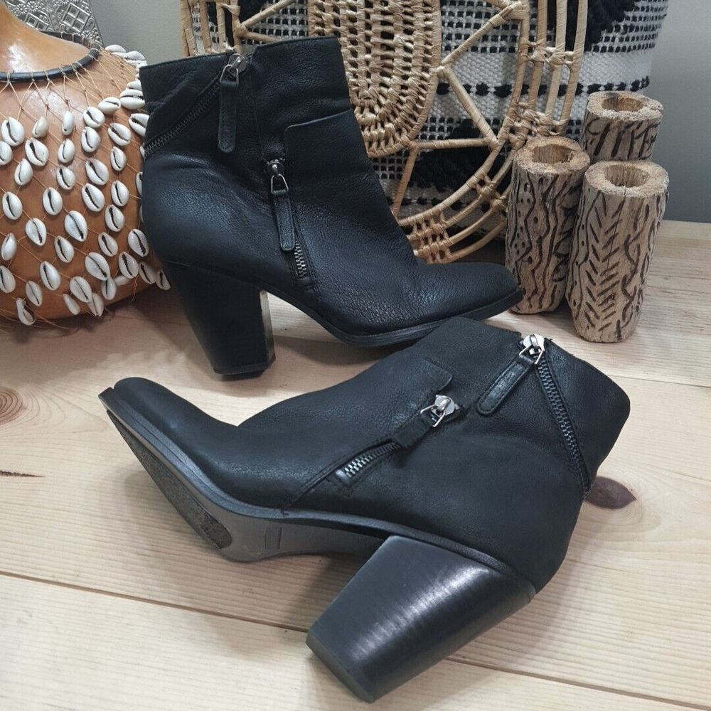 Vince Camuto Hinnegan Ankle Boots Black Leather Zipper Detail Women's Sz 9.5M